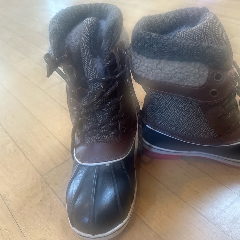kids or small woman's snow boot.